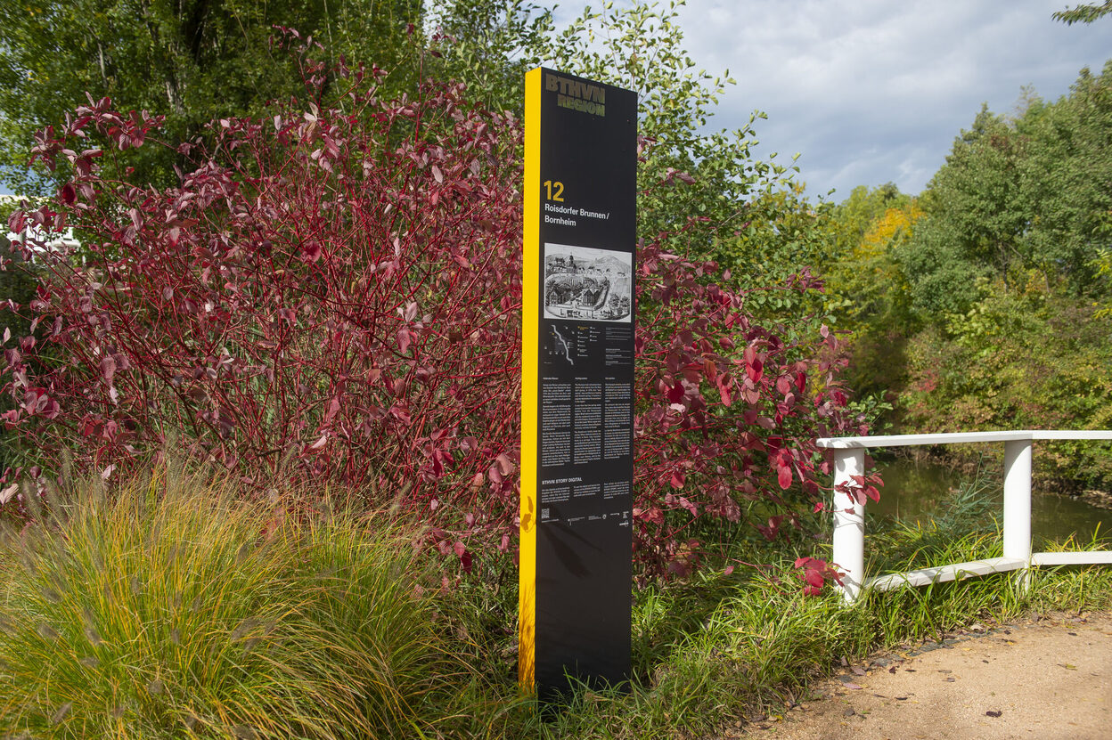 Stele des Beethoven-Rundgangs im Brunnenpark „Roisdorfer Brunnen“