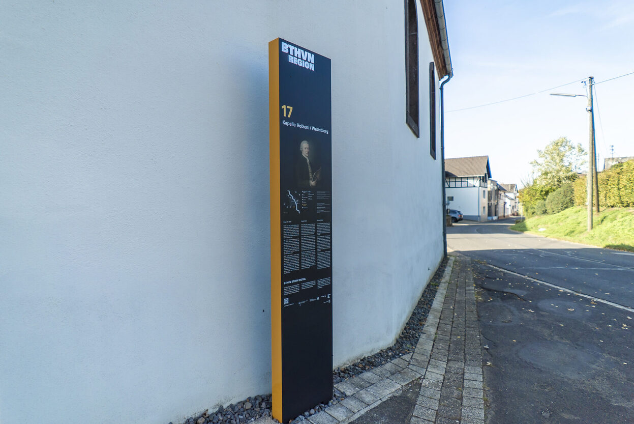 Stele des Beethoven-Rundgangs vor der Kapelle Holzem/Wachtberg