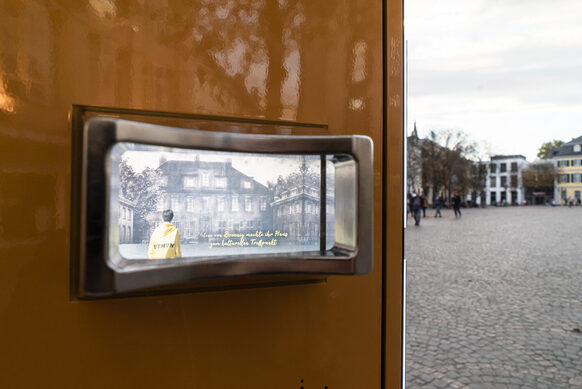 Nahaufnahme Chronoskop „Breuningsches Haus“ auf dem Münsterplatz in Bonn