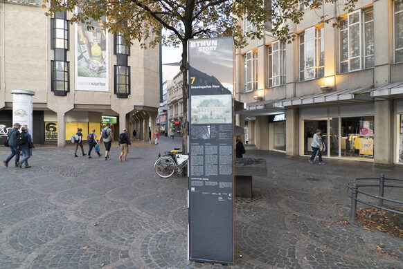 Chronoskop 7 des Beethoven-Rundgangs auf dem Münsterplatz in Bonn