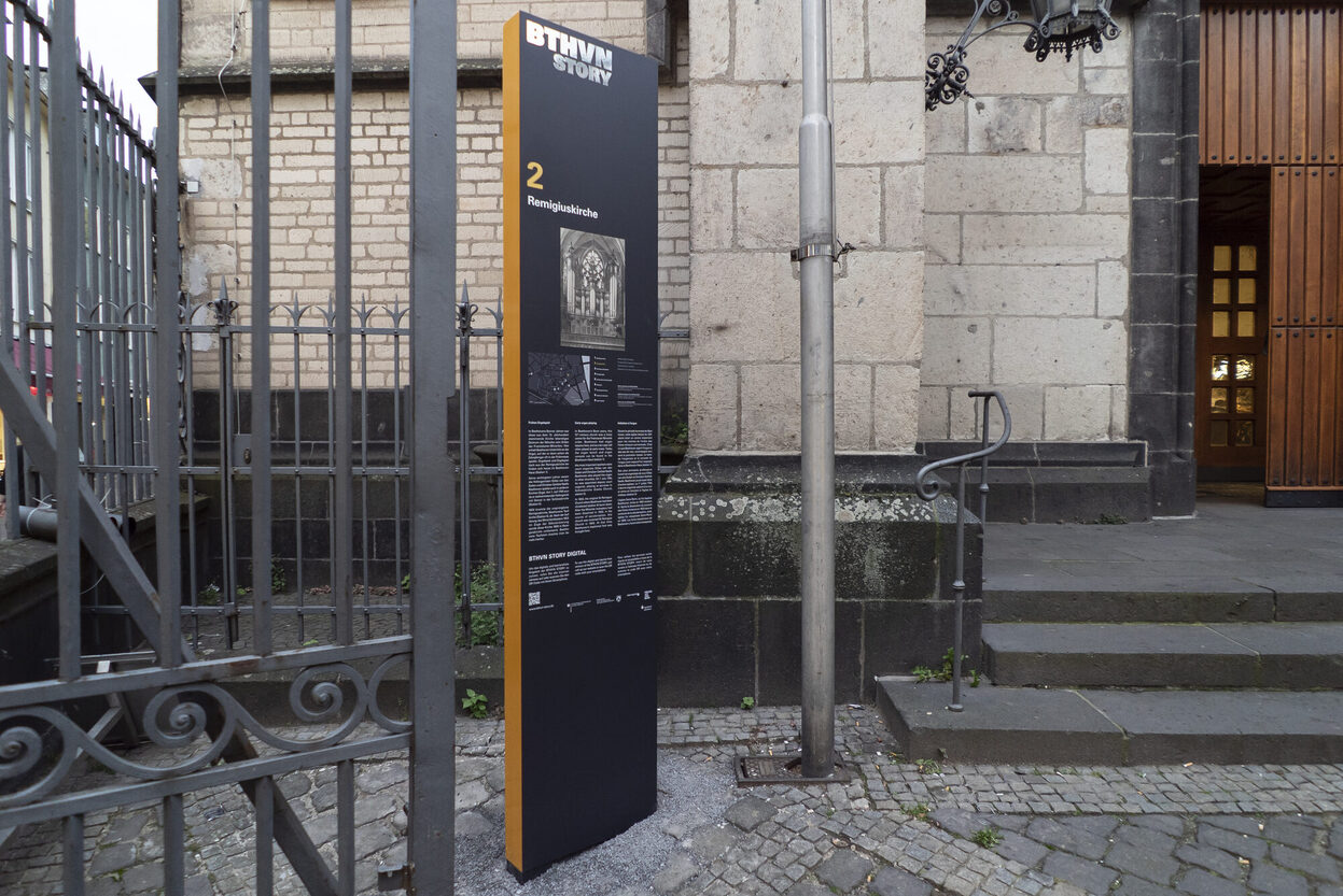 Stele 2 des Beethoven-Rundgangs vor der Remigiuskirche