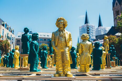 Beethovenfiguren vom Objekt- und Konzeptkünstler Ottmar Hörl auf dem Münsterplatz.