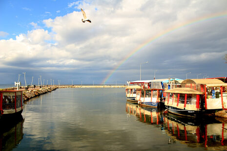 Bateaux et eau à Yalova avec arc-en-ciel